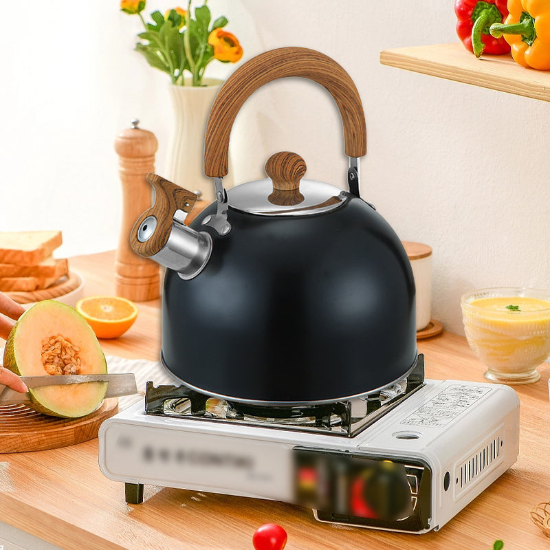 Bodomli yog'och yong'oq tutqich va tugma bilan jihozlangan zanglamaydigan po'latdan yasalgan chiyillovchi choy qozoni, qattiq foydalanish uchun qora, qaynatilgan suv uchun mo'ljallangan.