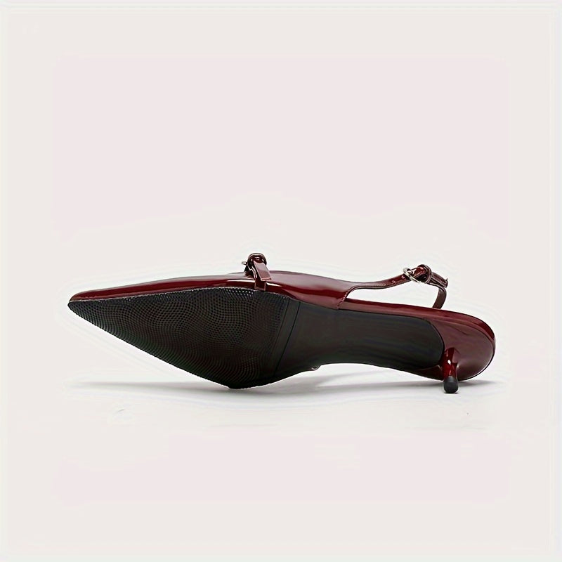 Qizil uchburchakli stiletto sandallar, bilakdan bog'langan va zamonaviy slingback dizayni bilan, kun bo'yi qulaylik va uslub uchun.