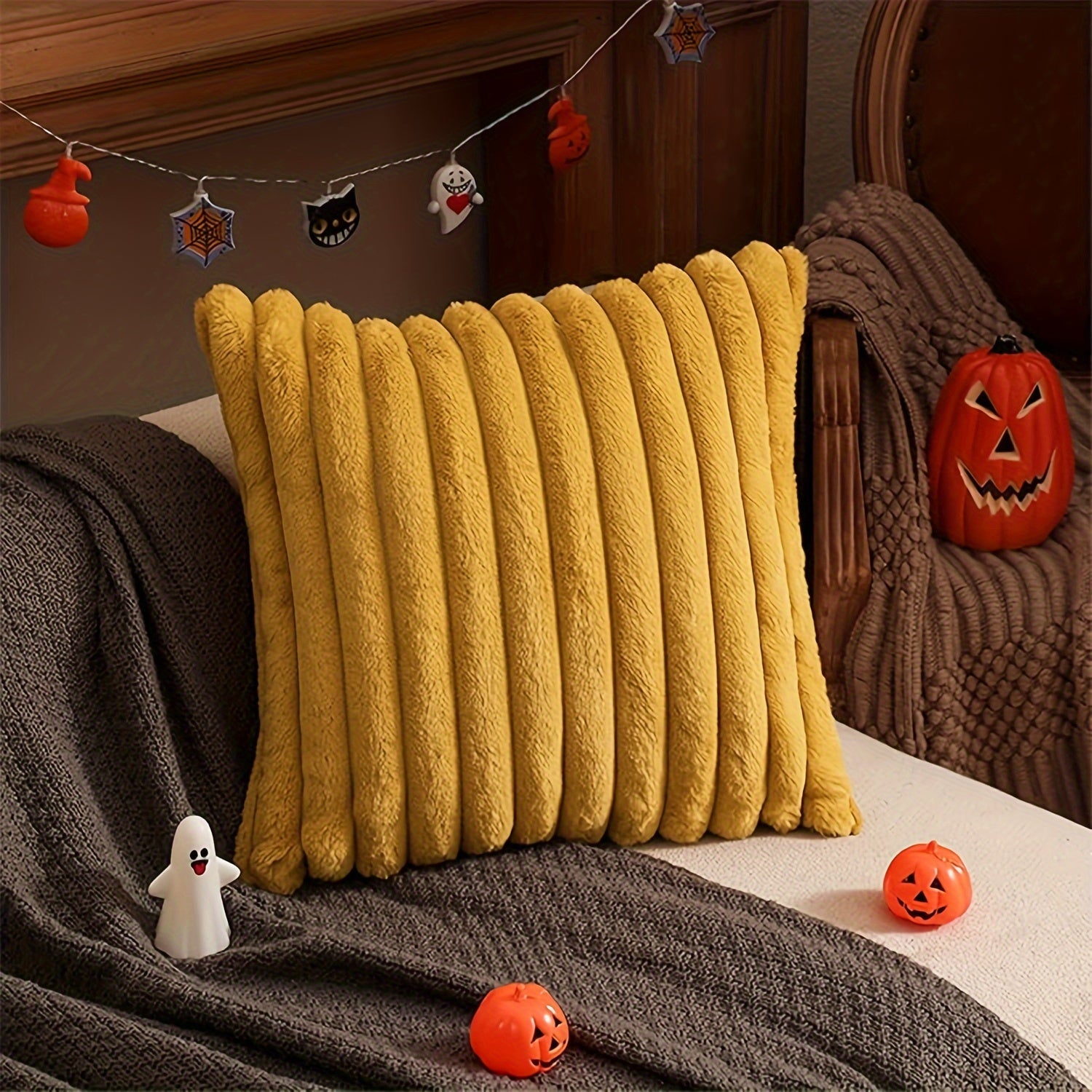 Наволочка для подушки из искусственного меха с застежкой-молнией, идеальна для зимнего и рождественского декора. Только ручная стирка. Изготовлена из полиэстера.