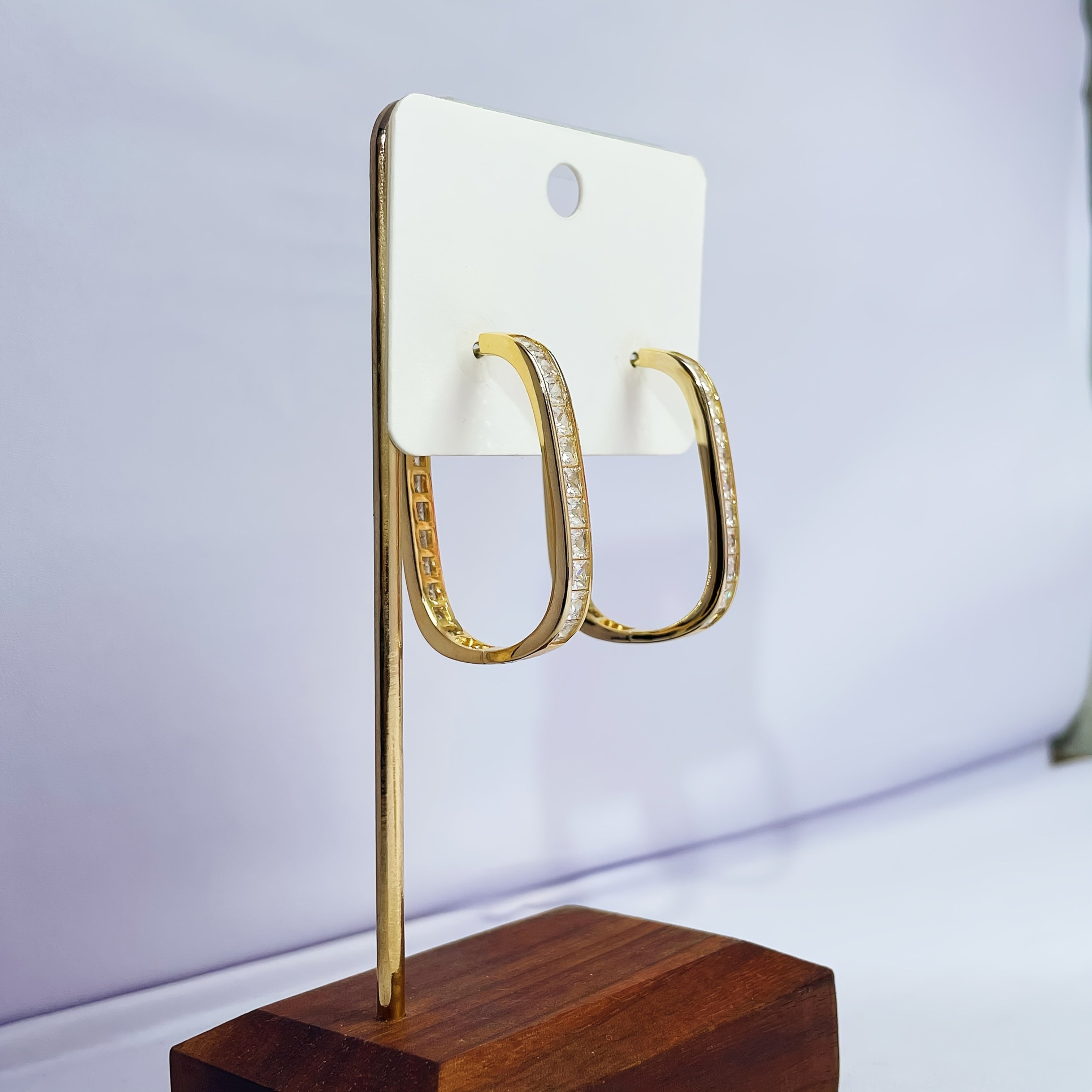 "14K oltin qoplamali misdan, tabiiy zirkonlardan, 925 sterling kumushdan tayyorlangan vintage boho uslubidagi halqa marjonlarining ikki juftini oling. Ushbu rangsizlanmaydigan hashamatli marjonlar partiyalar va ta'tillar uchun mukammaldir va ideal"