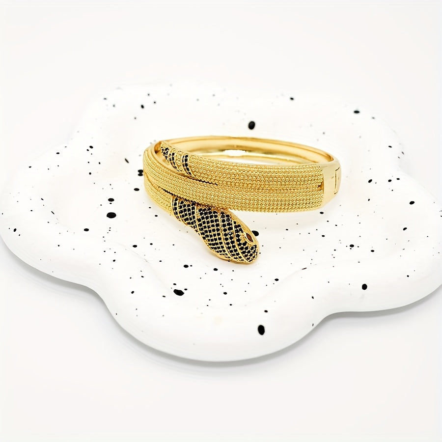 Zarif 2-qismli ilon mavzusidagi zargarlik to'plami, ajoyib zirconia Pave bilaguzuk va misdan yasalgan uzuk bilan. Ushbu nafis to'plam 14-fevral, ziyofatlar va maxsus bayram tadbirlari uchun sovg'a berish uchun mukammaldir.