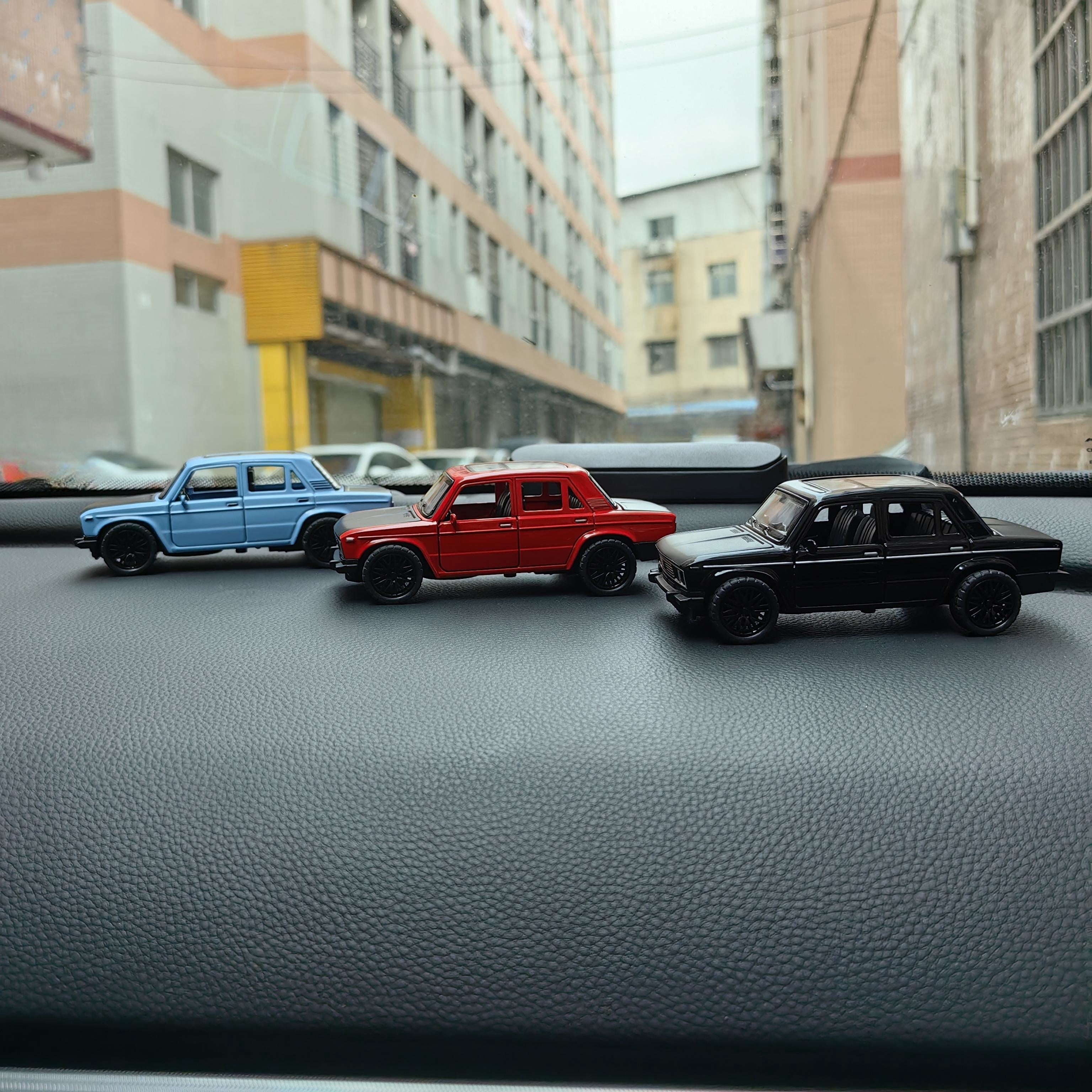 Dekoratsiya yoki sovg‘a uchun uchta ochiq eshikli 1/36 o‘lchamdagi retro sedan alloy avtomobil modeli