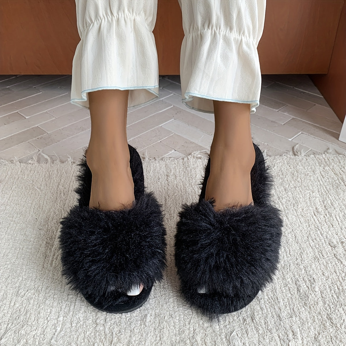 Ayollar uchun mo'ljallangan yumshoq, sirpanmaydigan, ichki va tashqi foydalanish uchun qulay, barcha mavsumlarga mos bo'lgan plüsh shlyapka