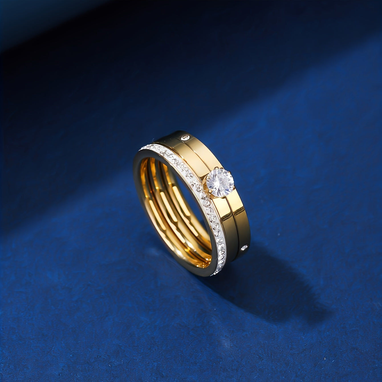 Juego de 3 anillos de acero inoxidable dorado con detalles de zirconia para mujeres