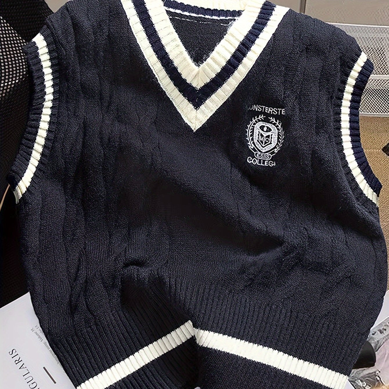 Chaleco de suéter de punto con cuello en V y detalle de insignia, poliéster acrílico, patrón de contraste, para todas las estaciones