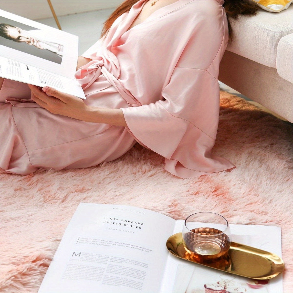 O'z makoningizni 1 dona Zamonaviy Oddiy Tie-dye Uzun Pile Gilam bilan ko'taring. Bu yumshoq va qulay gilam formaldehid va har qanday o'ziga xos hiddan xoli. U to'kilmaslik va so'nmaslik xususiyatlariga ega bo'lib, quyidagi turli joylar uchun ideal:
