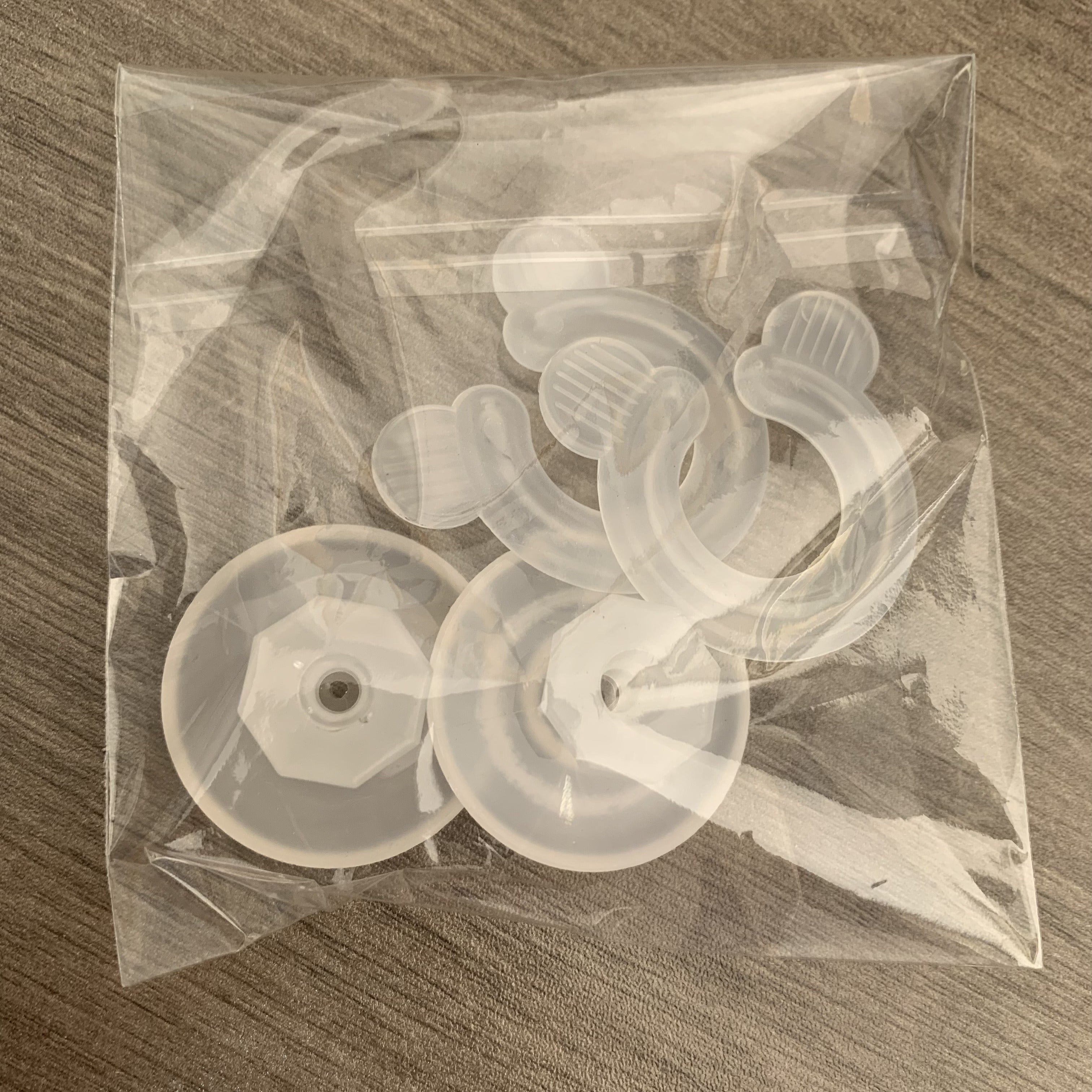 White Quilt Holder with Needle-Free Safety and Invisible Fixing Buckle for Bed Sheets