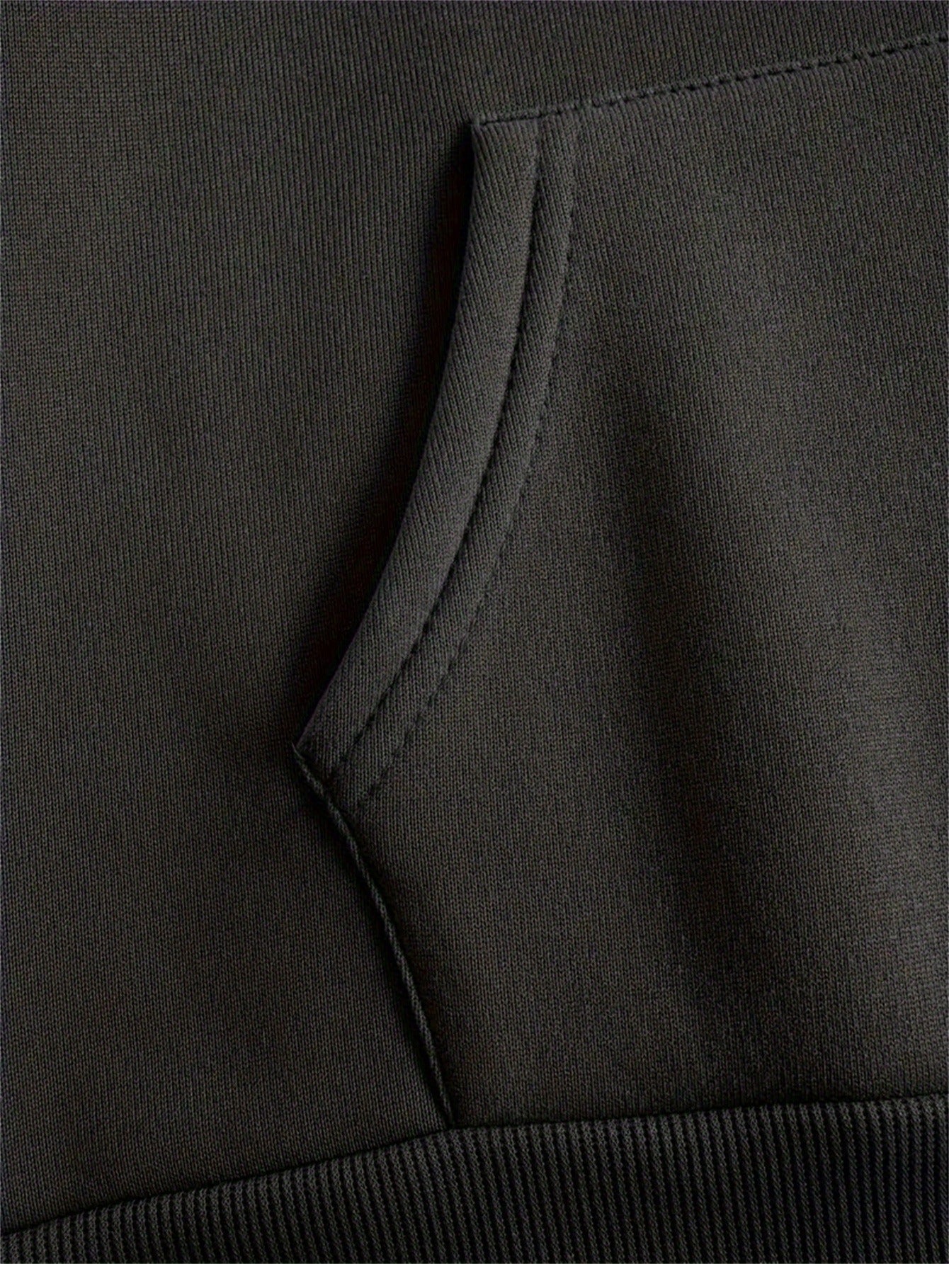 Katta o'lchamli kulrang kapüşonli kiyim, rang-barang qanot va harf bosma uzun ko'ylak polyester pullover