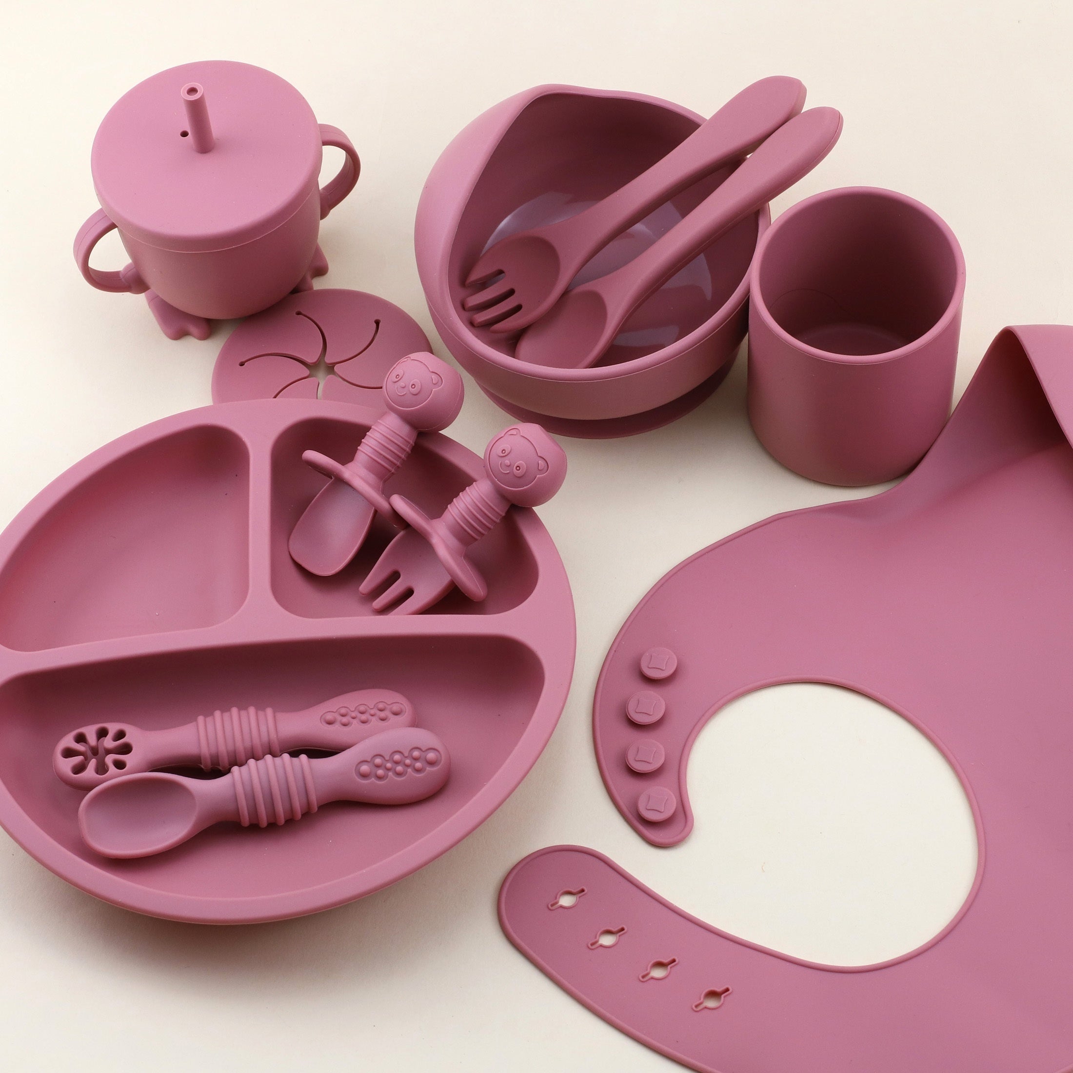 Набор для кормления детей из 12 силиконовых предметов с присоской, разделочной тарелкой, ложкой, вилкой, поильником и нагрудником для самостоятельного кормления