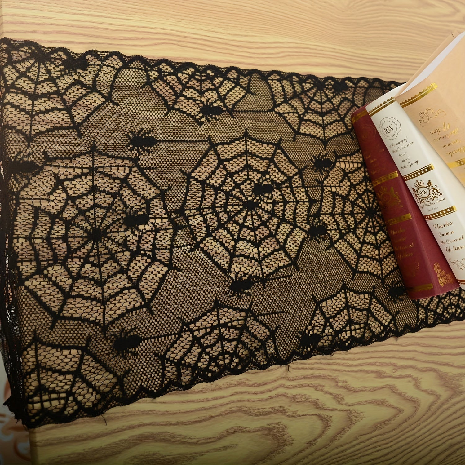 1 dona Halloween stol chiziq, qora dantel dizayni va ruh mavzusi bilan. Halloween, partiyalar va bayramlar uchun stolni bezash uchun mukammal. Uyingizning dekoriga qo'shimcha qo'rqinchli tuyg'u berish yoki sovg'a sifatida ajoyib.