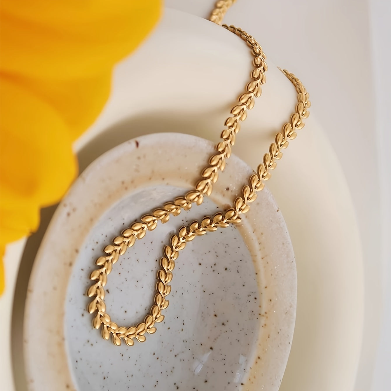 Винтажное панк-стильное ожерелье из нержавеющей стали с простым золотым дизайном пшеницы, идеально подходящее для женщин в качестве цепочки на ключицу.