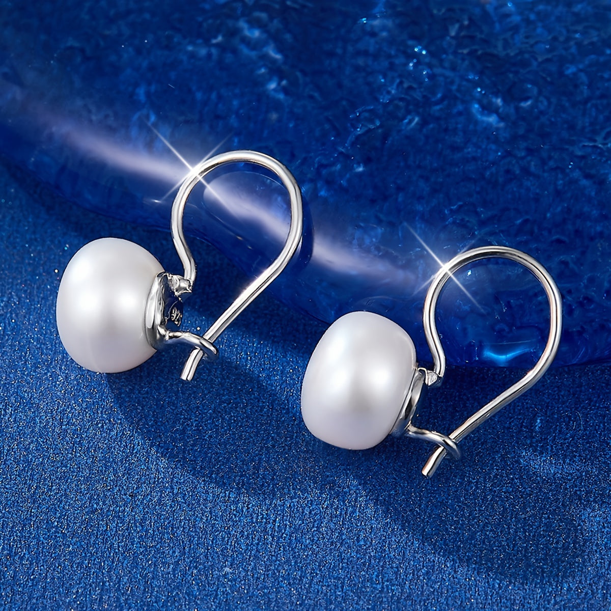 Ushbu S925 sterling kumush marjonlar tabiiy shirin suv marjonlari bilan ayollar uchun nozik va nafis sovg'adir. 2 gramm og'irlikda bo'lib, ular oddiy, lekin retro dizayni bilan har kuni kiyish uchun mukammaldir.