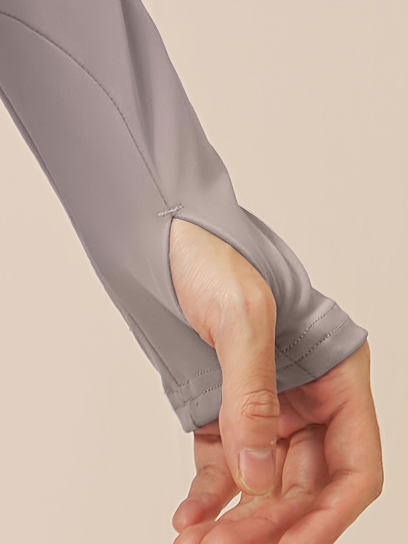 Ayollar uchun rangli blokli yoga kostyumi, uzun legginslar va tor kesimli sport bluzkasi bilan sport to'plami. O'rtacha cho'zilishga ega polyester va elastan aralashmasidan tayyorlangan. Yugurish va fitnes uchun mos.