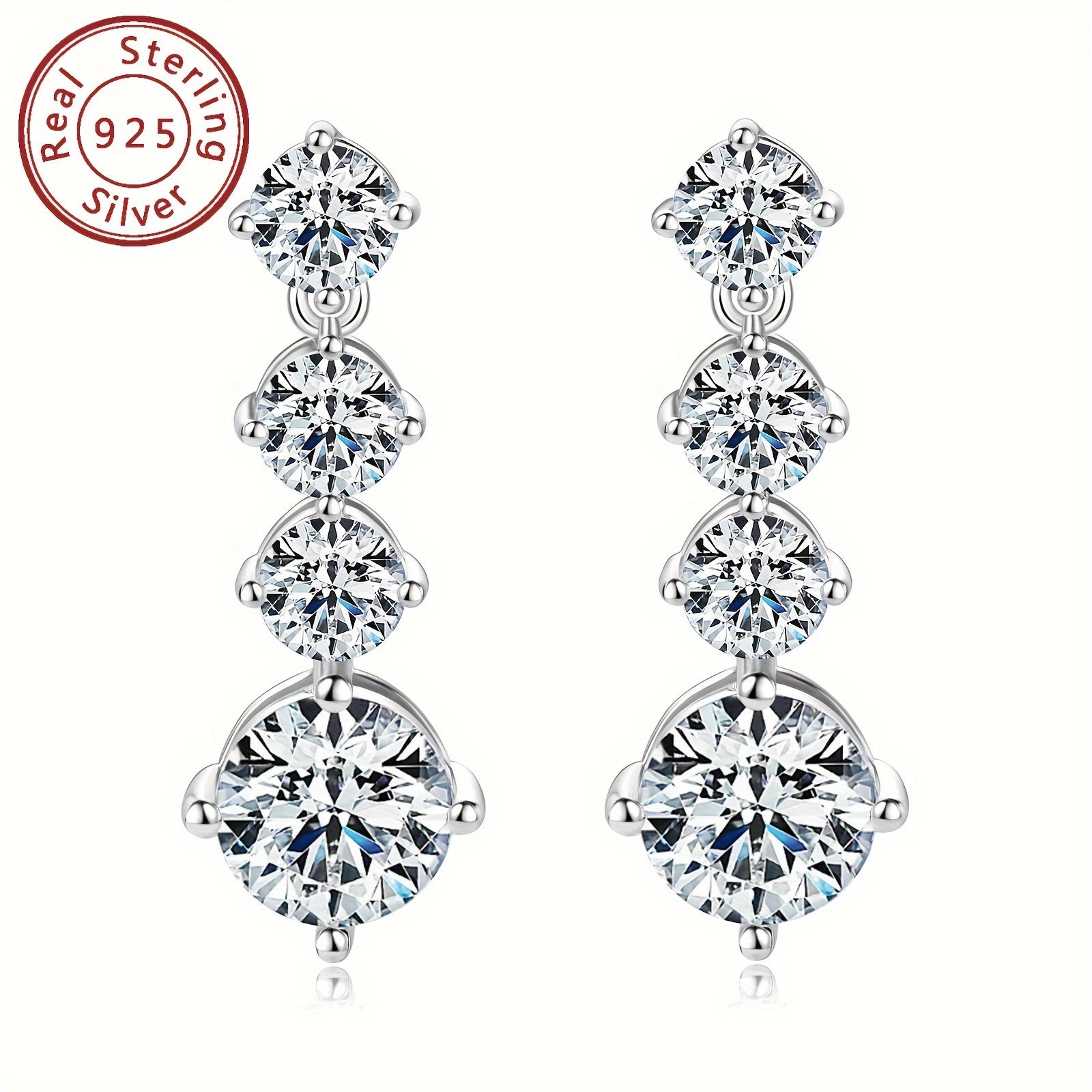 Ushbu nafis sirg'alar 925 sterling kumushdan yasalgan juft sirg'a va bitta 8mm dumaloq Mozambik toshi pendanti bilan ta'minlangan. D rangidagi toshlar har qanday tadbir uchun mukammal, bo'lsin u to'y, nikoh yoki tug'ilgan kun sovg'asi. Sirg'alar og'irligi