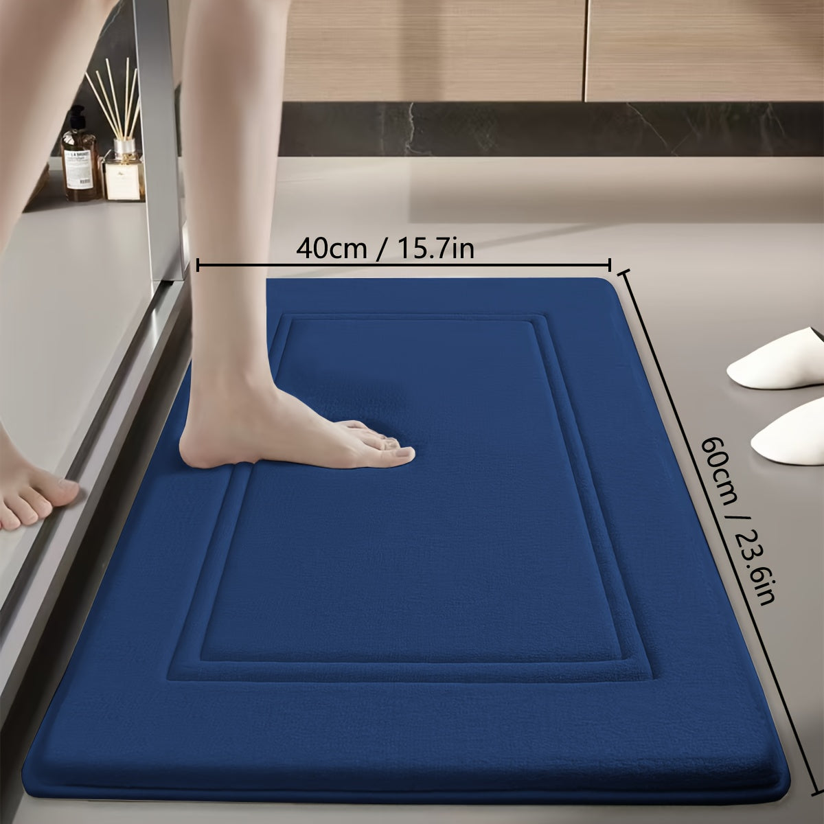 Bir dona UltraSoft Tez Quriydigan Hammom Gilami, Chiziqli naqsh bilan, juda singdiruvchi va sirpanmaydigan hammom gilami. Mashinada yuvish mumkin, past to'siq, yengil flanel mato bilan Polyester va PVC orqa qismi bilan to'rtburchak shaklida.