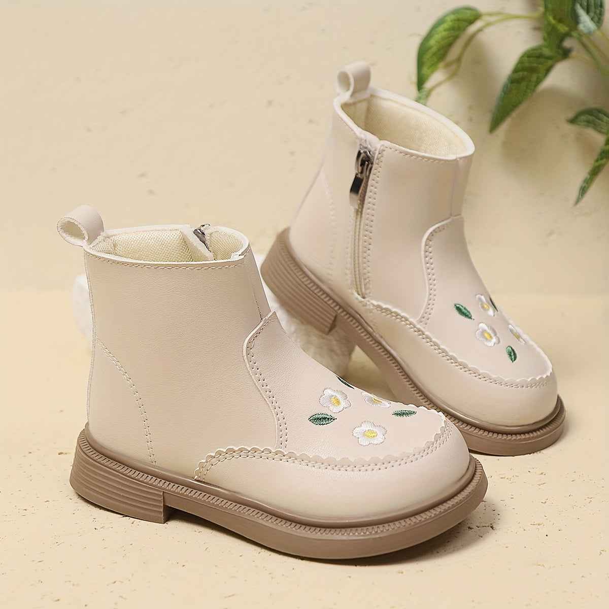 Qizlar uchun Preppy uslubidagi gullar bilan tikilgan bo'yniga qadar botinkalar, PU yuqori qismi, kauchuk taglik, zipper yopilishi, kuz/qish norasmiy kiyimlar uchun mukammal.