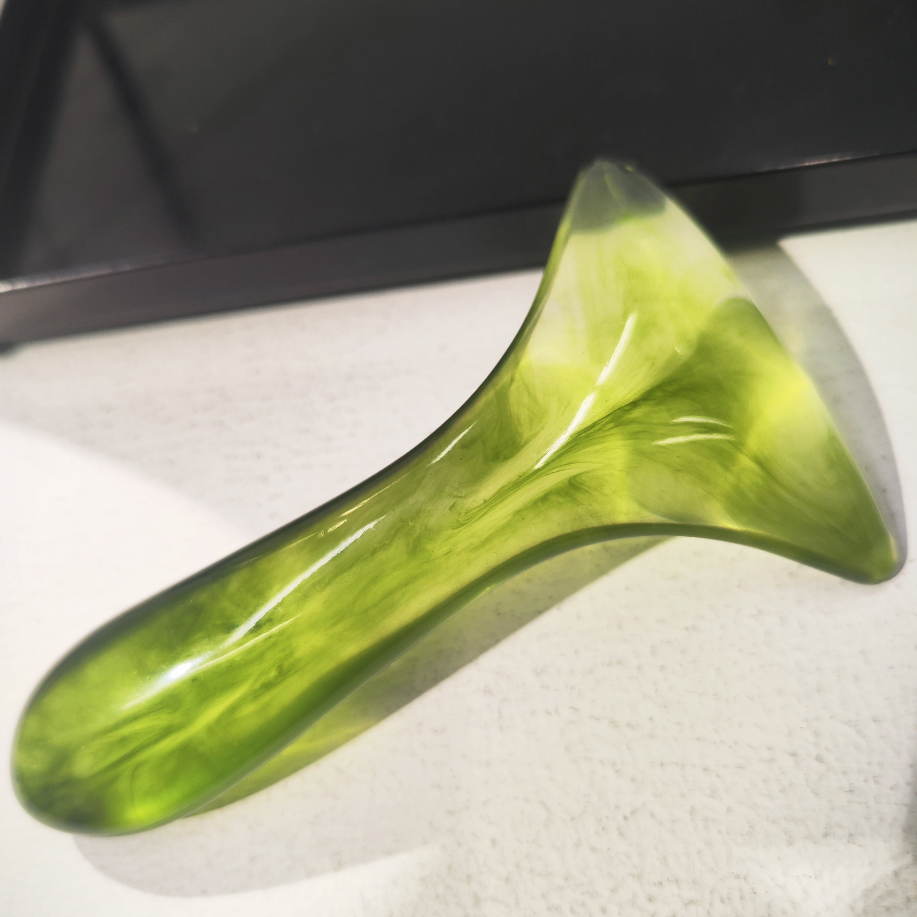 Ergonomik Gua Sha massaj asbobi: Barcha teri turlari uchun yashil yuz va tana massajchisi. Zaryadsiz, batareya talab qilinmaydi. Yumshoq tuzilishi bilan dam olish va sog'liq uchun ideal.