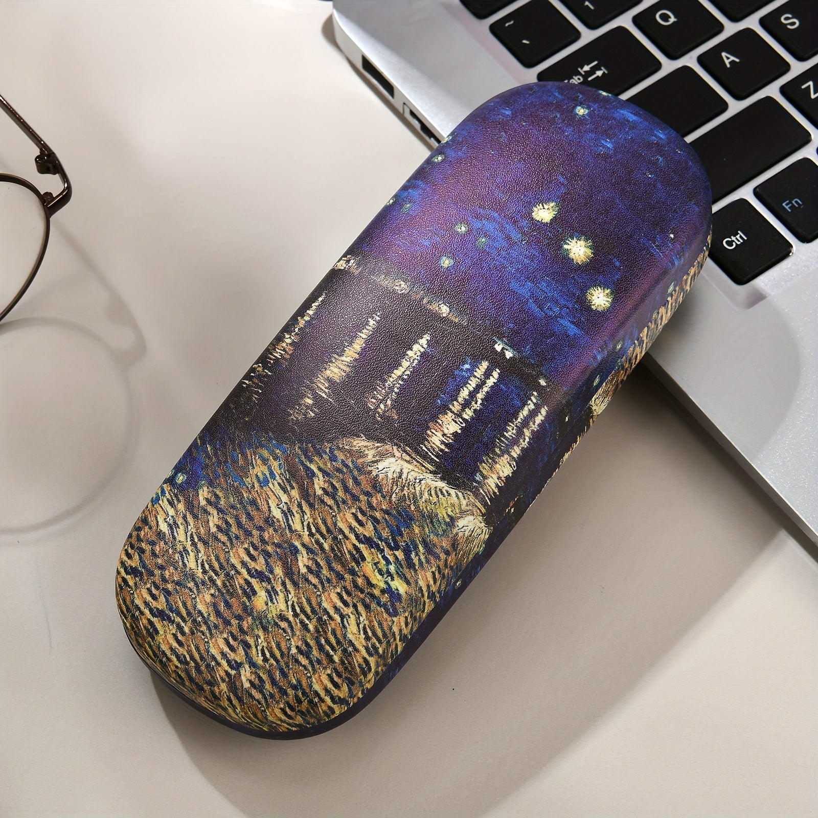 Van Gogh ilhomlangan moda ko'zoynaklari qutisi - erkaklar va ayollar uchun zamonaviy va mustahkam ko'zoynak saqlash yechimi. Chiroyli rasm bosmasi bilan, bu portativ quti talabalar va moda ko'zoynaklari ishqibozlari uchun mukammaldir.