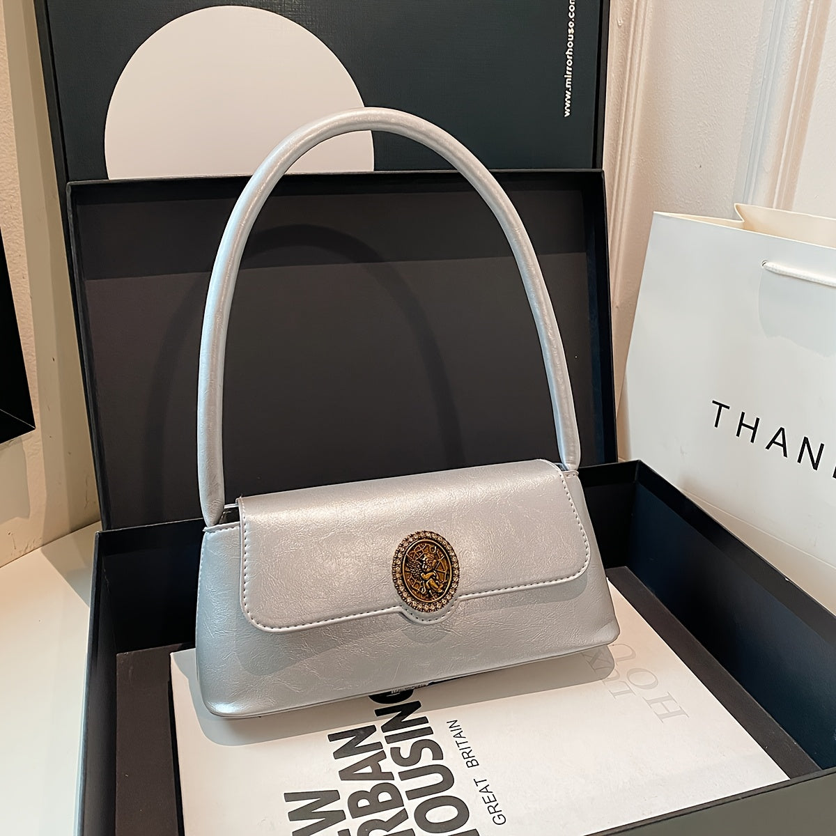 Ayollar uchun fransuz vintage uslubidagi yelka sumkasi, nafis jigarrang rangda, metall emblema, magnit yopish va polyester astar bilan. Har kuni foydalanish uchun ko'p funksiyali va zamonaviy.