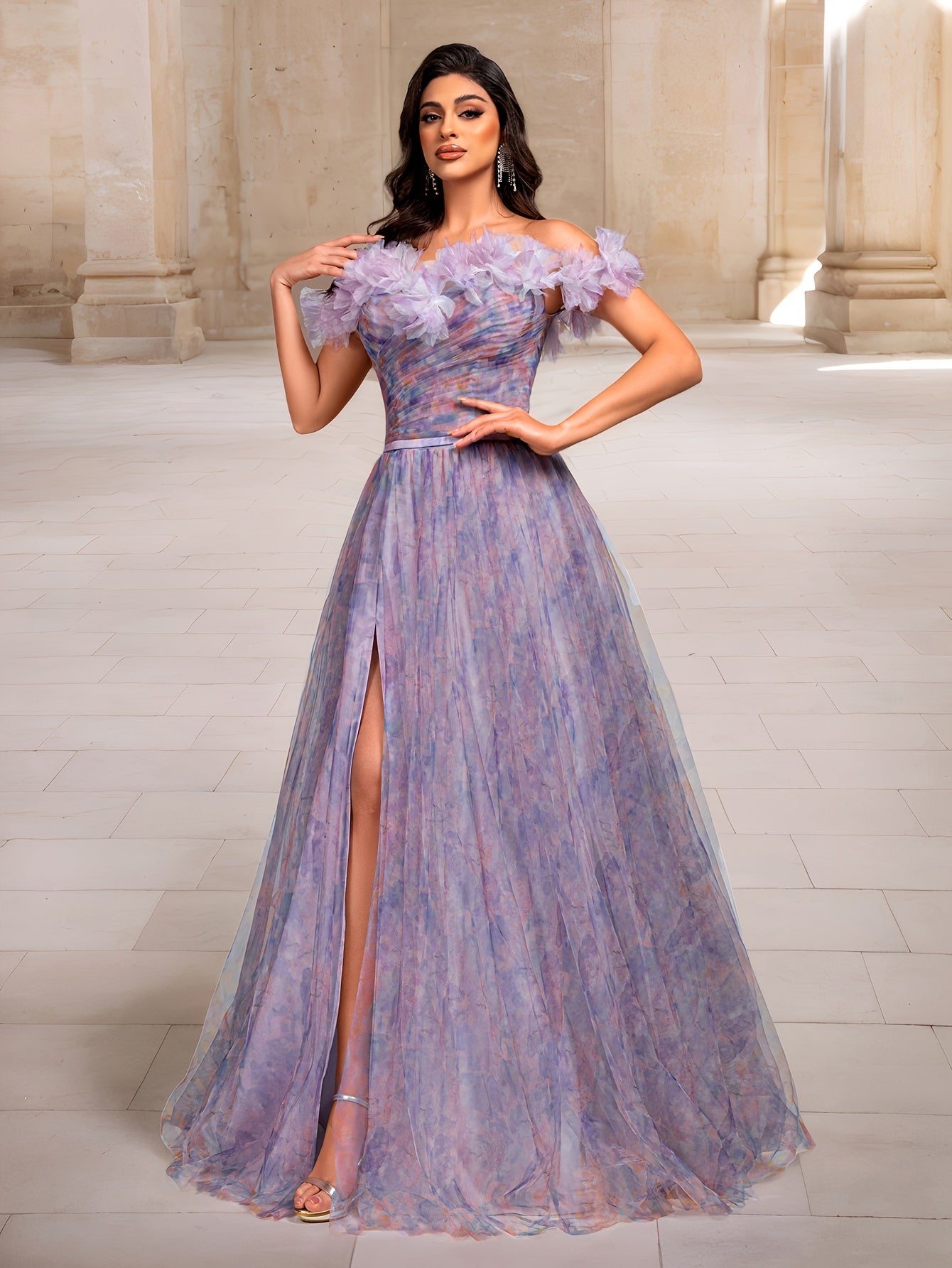 Ajoyib binafsha rangli gullar bilan bezatilgan yelka ochiq kechki libos, polyester tülidan tayyorlangan, yuqori belga ega va to'liq uzunlikda, yuqori qismida yirtilgan kesim bilan rasmiy tadbirlar uchun.