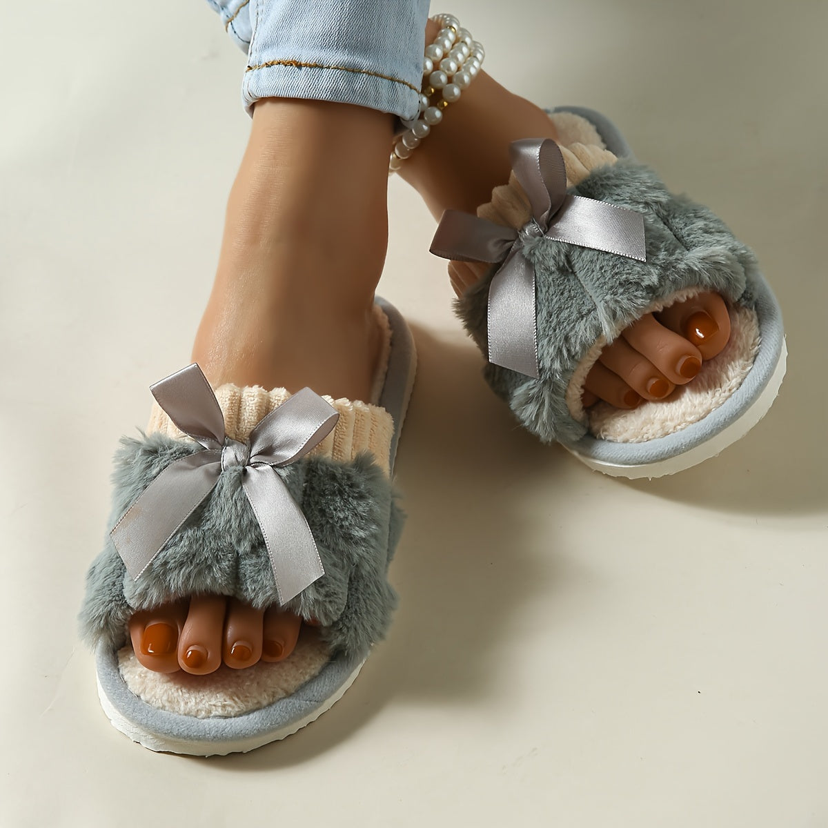 Ayollar uchun shpatovkali qulay slayd sandal, bowknot bilan, kulrang va qaymoq rangli ichki va tashqi foydalanish uchun