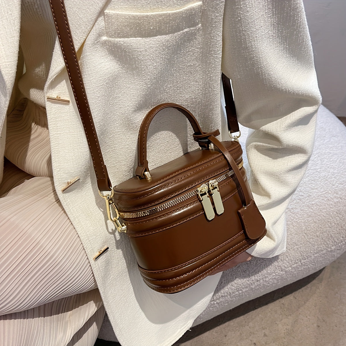 Elegant PU Messenger Bag with Adjustable Strap Zipper Closure for Office and Daily Use