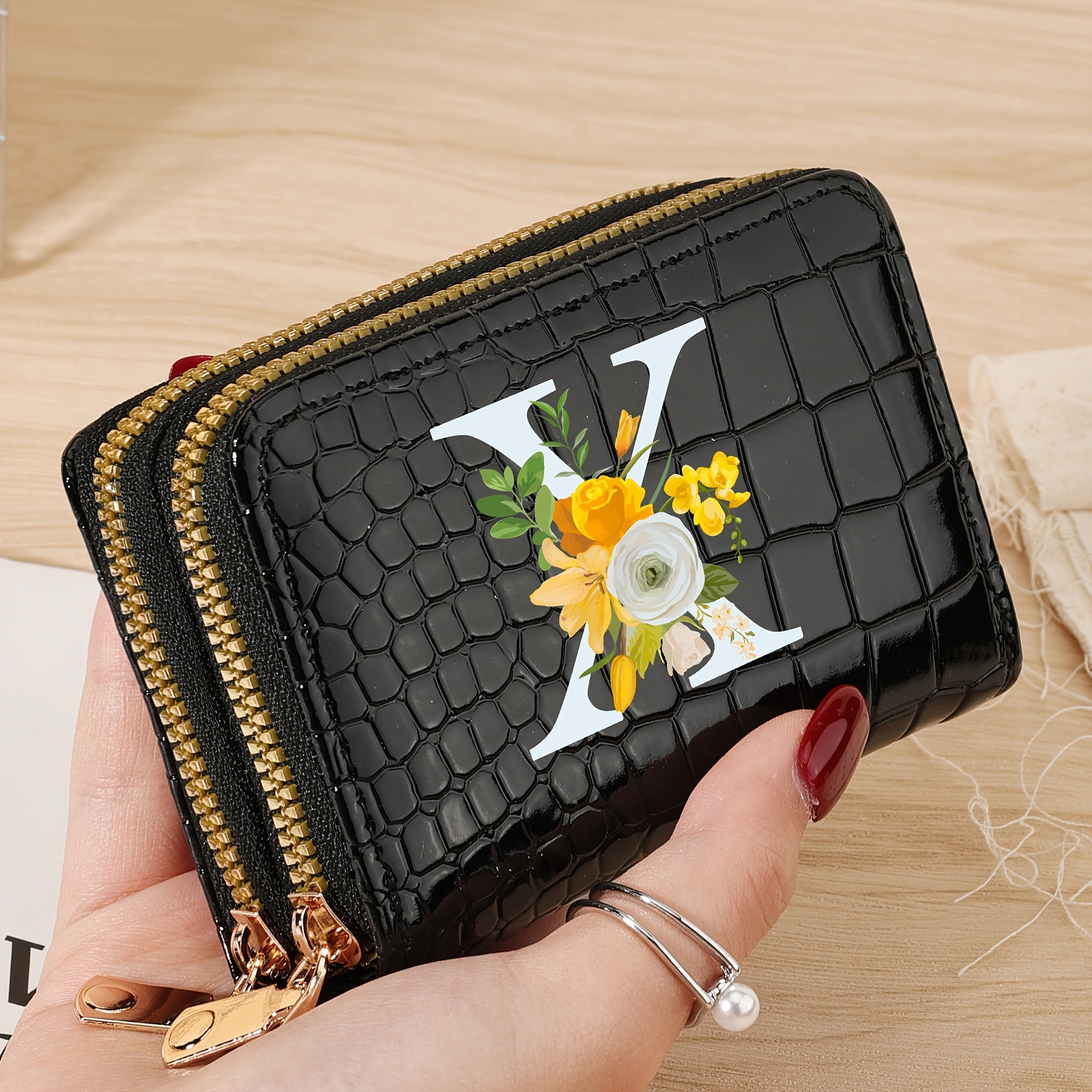 Bir nechta slotlari va zamonaviy fermuari bo'lgan mustahkam kredit karta saqlash sumkasi, maktab, yotoqxona va maktabga qaytish uchun zarur bo'lgan buyumlar uchun.