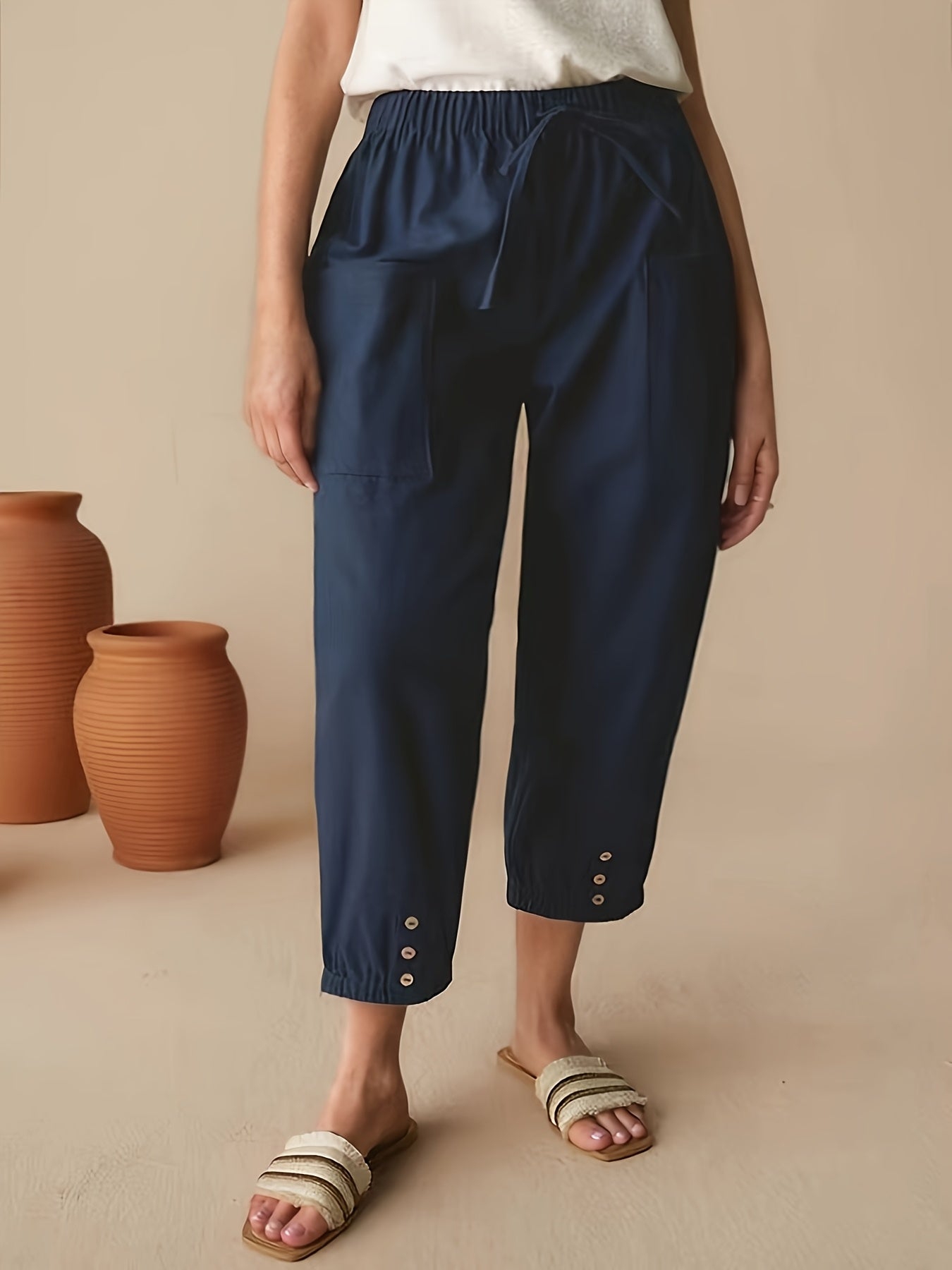 Pantalones casual de cintura alta y corte cropped para mujer con bolsillos azul marino