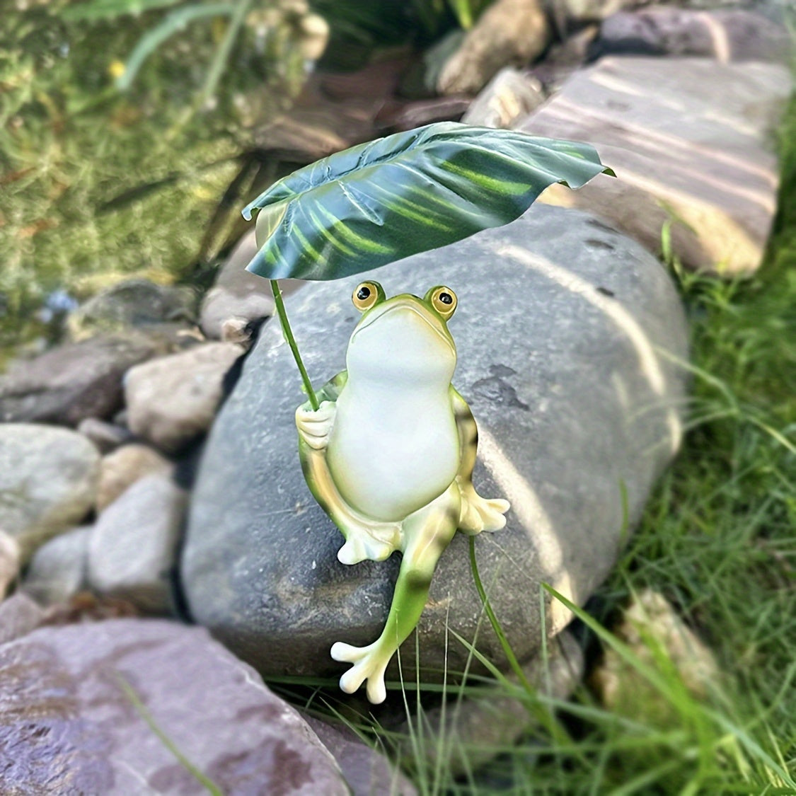 Resin Frog Garden Statue with Leaf Umbrella for Ponds and Home Decor