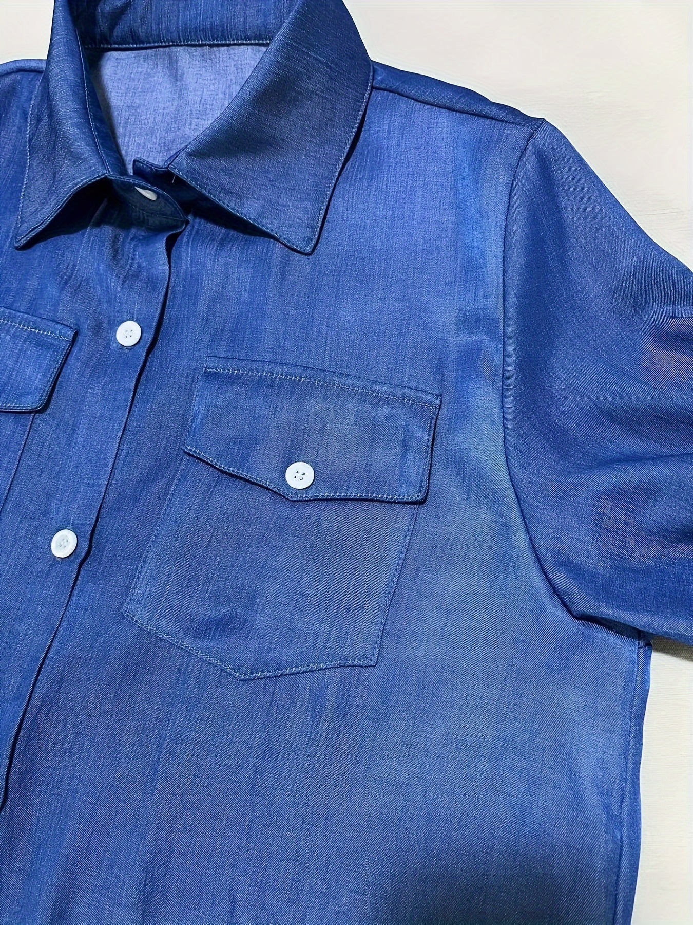 Yoz va kuz uchun tugmachali old qismi va bo'linma pastki qismi bilan bir rangli ayollar uchun tasodifiy ko'ylak.