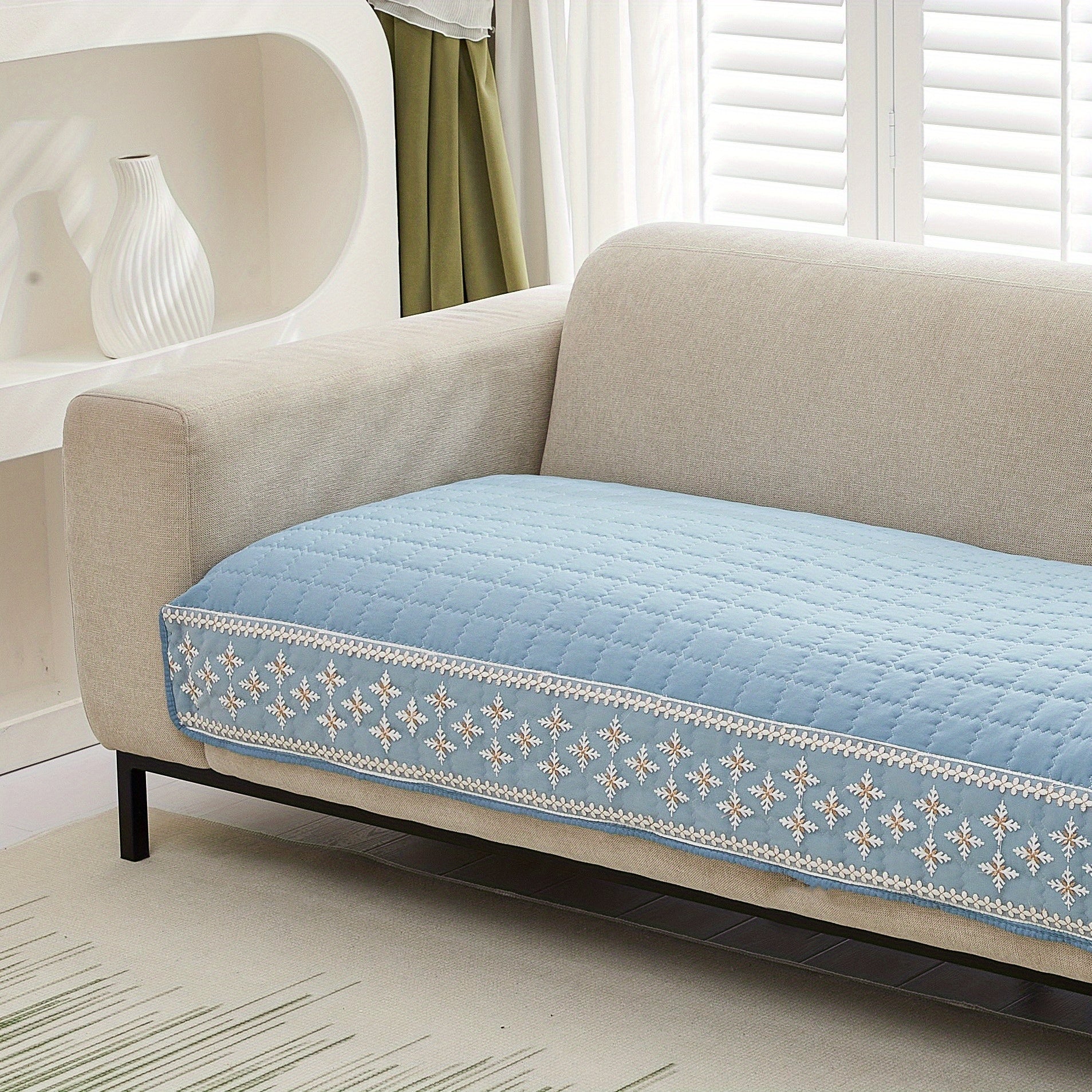 Qor to'pi dantel bezakli va sirpanishga qarshi orqa qoplamali vafli tikuvli divan qoplamasi.