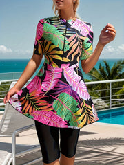 Ayollar uchun tropik barg naqshli yuqori bo'yli, qisqa yengli rash guard suzish to'plami, suv sportlari va plyaj faoliyatlari uchun ideal, cho'ziluvchan polyester/elastan aralashmasidan tayyorlangan, shaffof bo'lmagan mato.