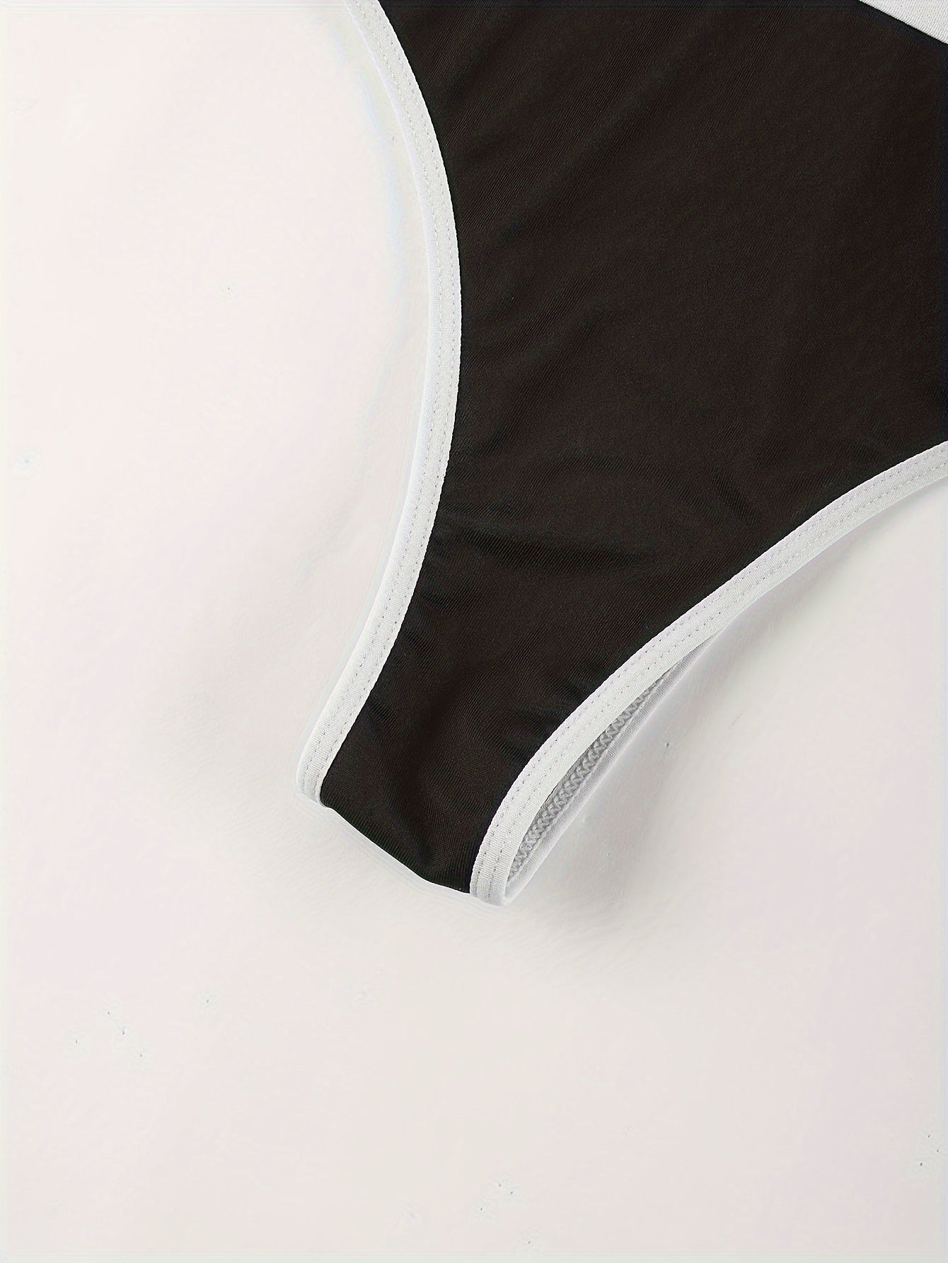 Ayollar uchun poliester to'qimadan tayyorlangan zamonaviy ikki qismli ichki kiyim to'plami. Mustahkam rang va qarama-qarshi tafsilotlar, qulay cho'ziladigan mato va kattalar uchun mos keladi.