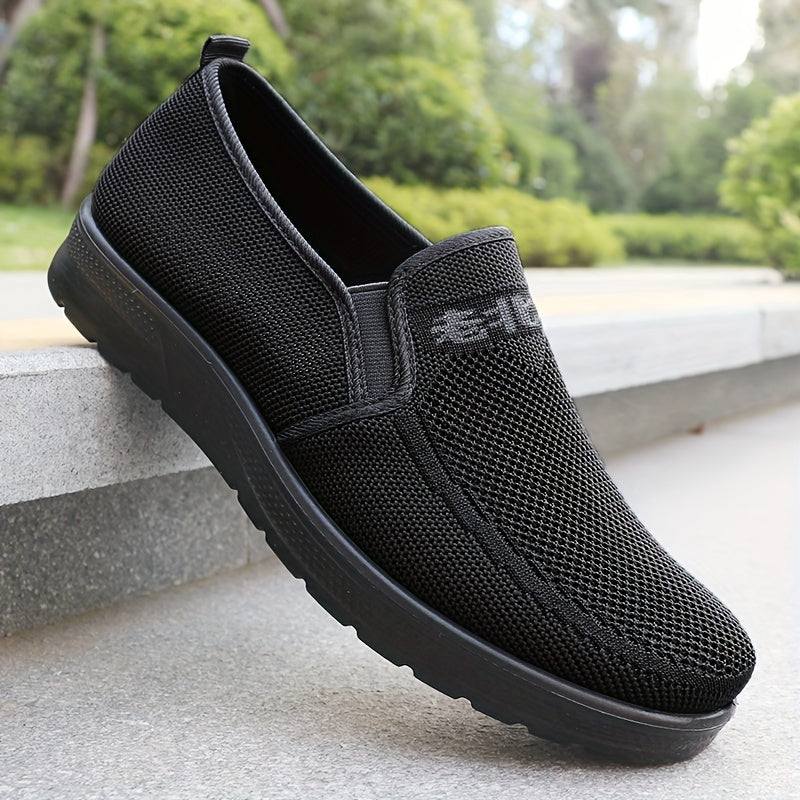 Erkaklar uchun qora rangdagi nafas oladigan, kiyish oson yurish poyabzallari, ochiq havoda faoliyatlar va har kuni qulaylik uchun mukammal.