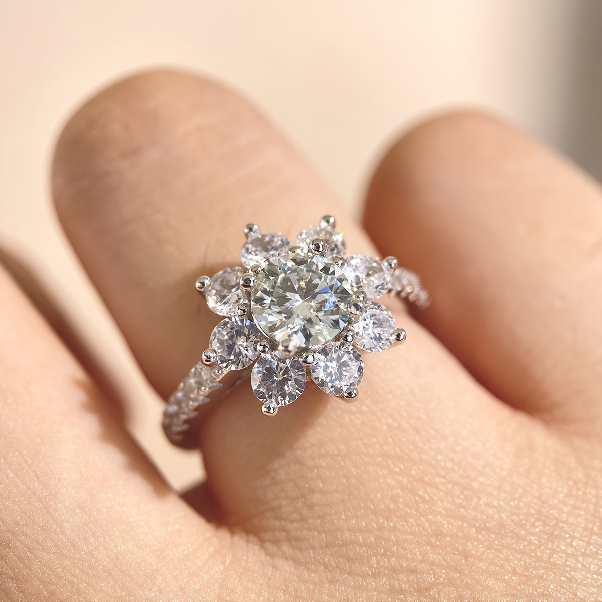 Ayollar uchun hashamatli abadiy yubiley zargarlik sovg'asi: 925 sterling kumushdan tayyorlangan, nafis 1CT moissanite klaster to'y uzuk, gippoallergen porloq va'da uzuki