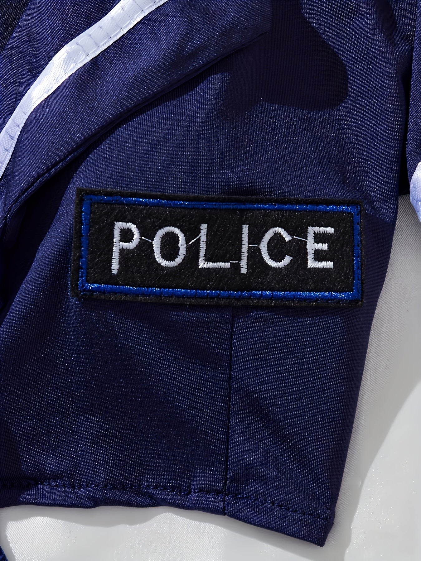 To'plamga sexy ichki kiyim bluzkasi va yubka kiradi.