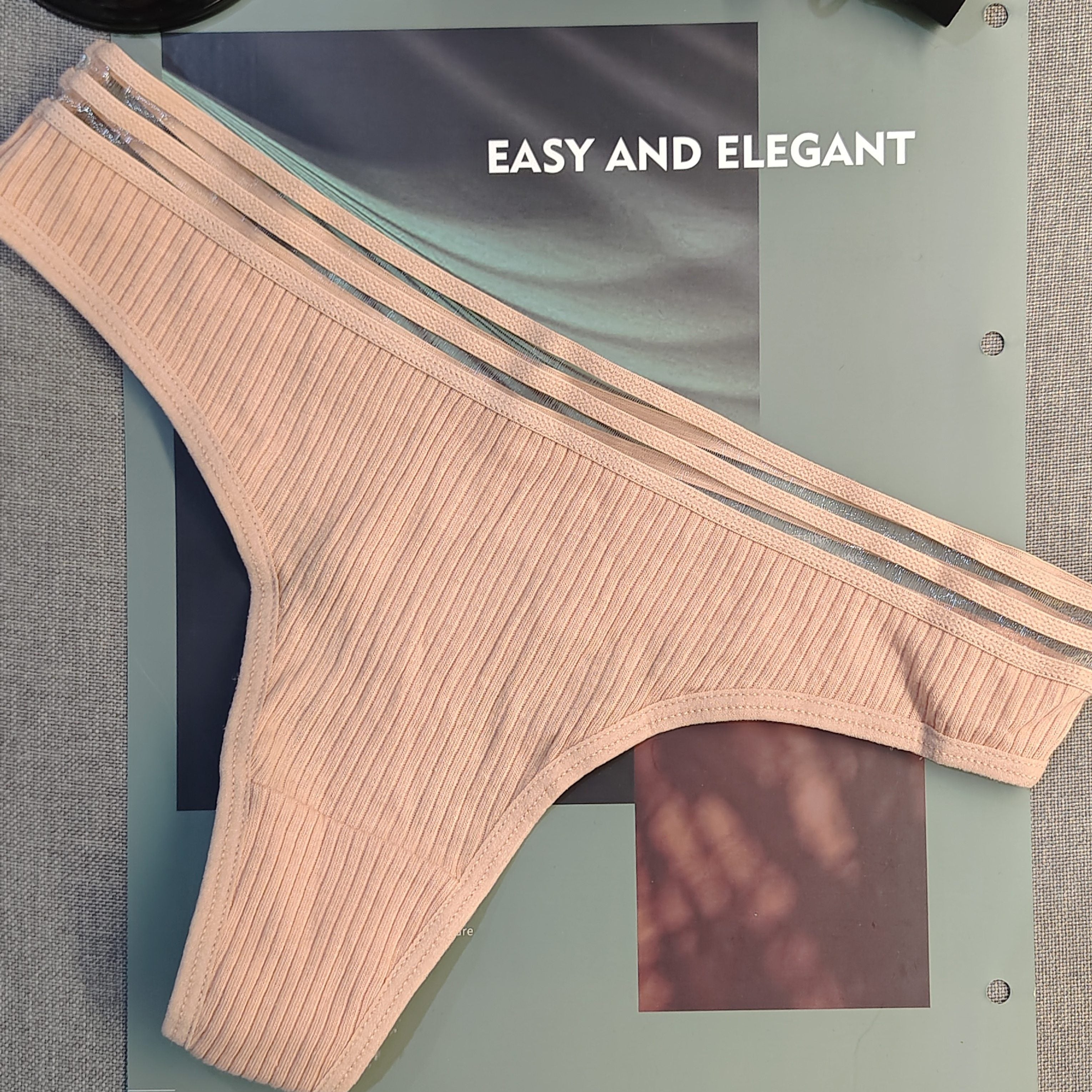 Panties tanga de tiro bajo con ribete negro para mujer