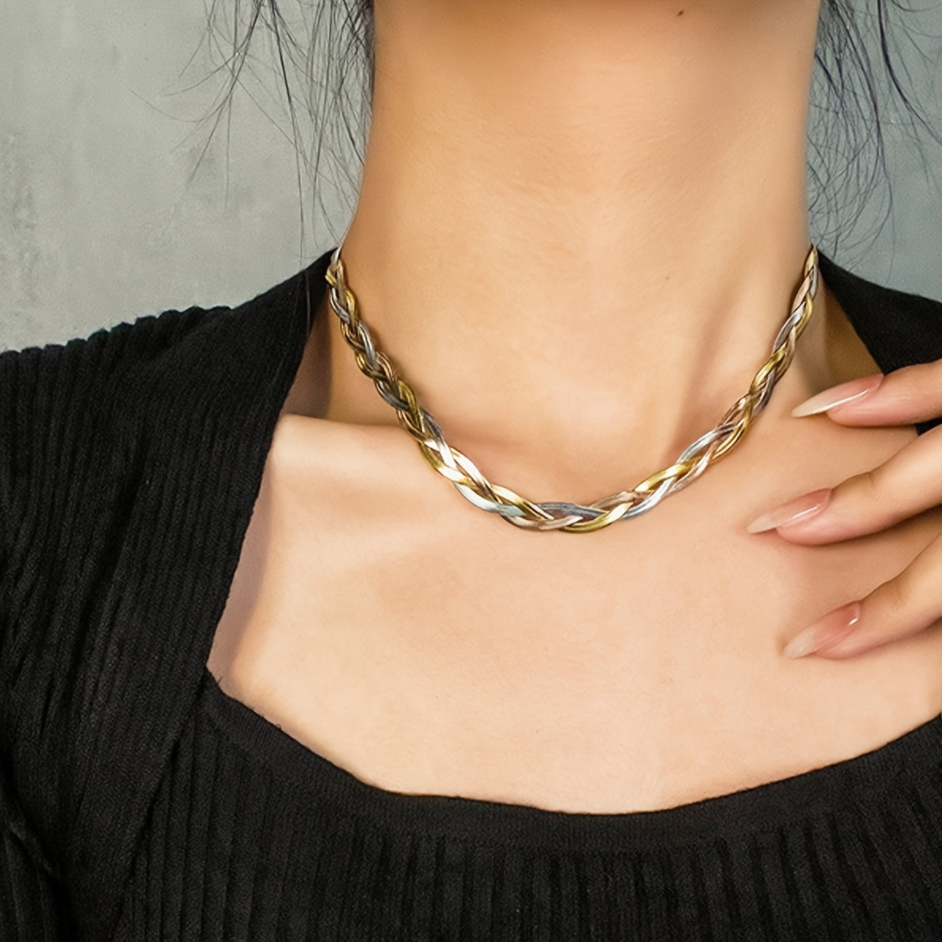 Bir dona zanjir va bir dona bilaguzuk to'plami zanglamas po'latdan tayyorlangan, retro hip hop uslubini o'z ichiga oladi, ayollar uchun noyob va zamonaviy sovg'a sifatida mukammal.