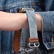 Denim va metalldan tayyorlangan Apple Watch tasmasi, kumush rangli qopqoq bilan, turli xil Apple Watch o'lchamlari va seriyalariga mos keladi, mustahkam va zamonaviy dizayn.