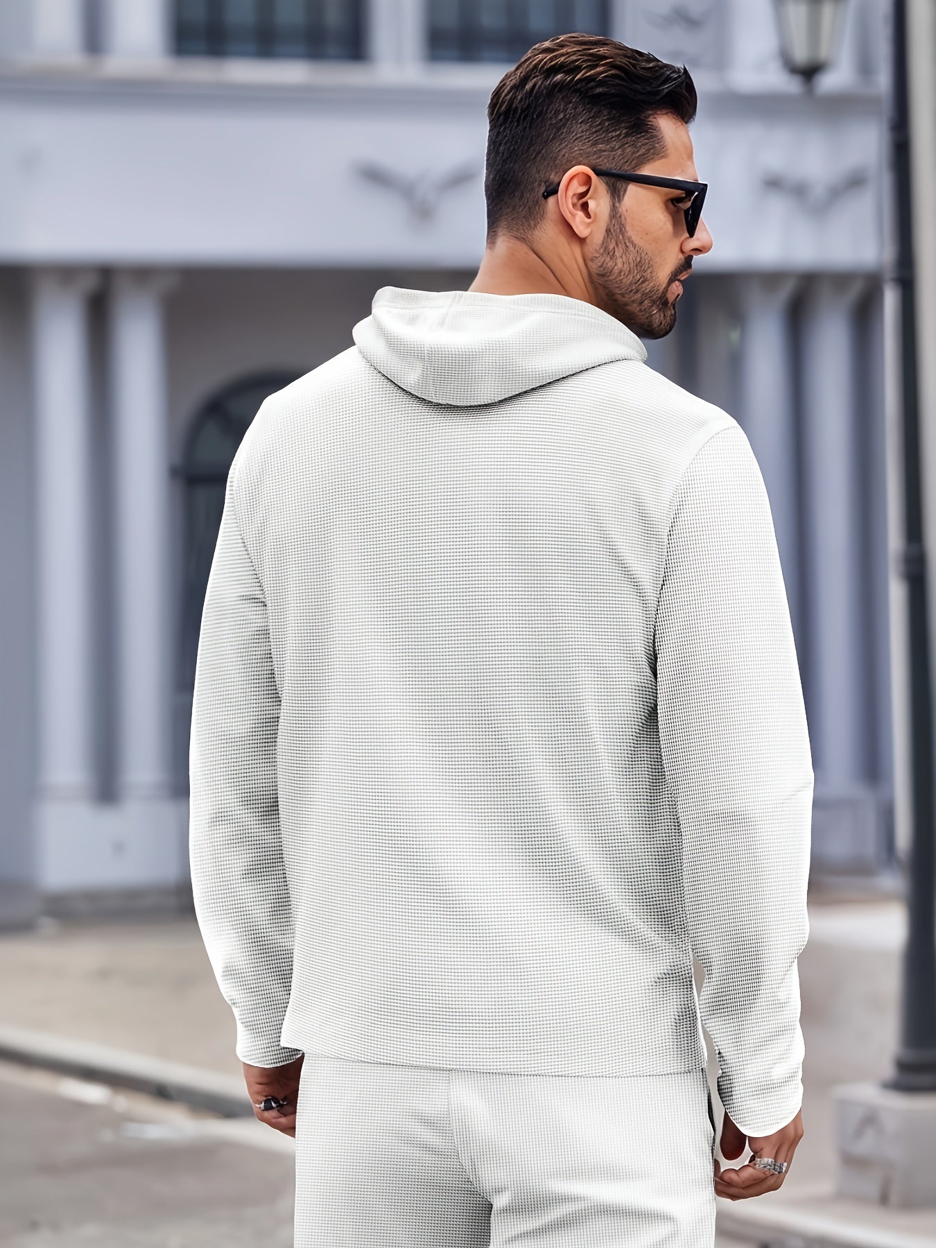 Erkaklar uchun bir rangli vafli to'plami, kapüşonli va tortish ipli shimlar bilan, bahor va kuzda ochiq havoda faoliyatlar va tasodifiy kiyimlar uchun ideal.