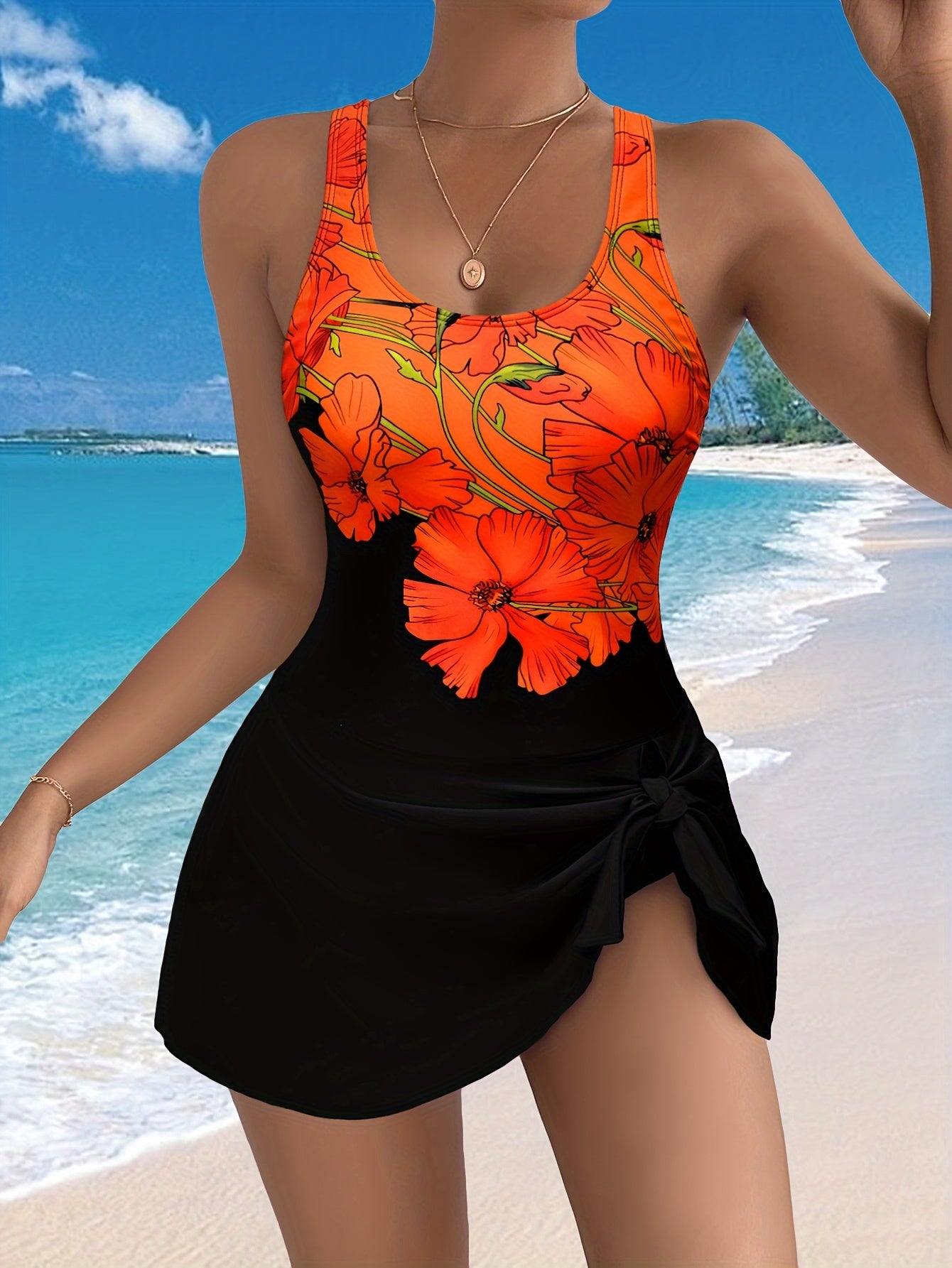 Ayollar uchun yumaloq bo'yinli, oq chetli va gullar naqshli kombinezon ko'ylagi.