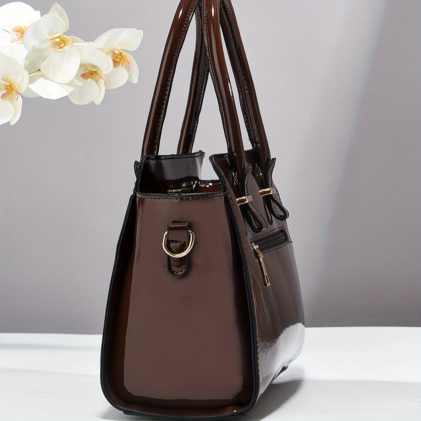 Ayollar uchun katta sig'imli, yaltirab turuvchi ikkita to'plam sumka, krokodil naqshi, yelka yoki kesma foydalanish uchun mos. Ishga borish, tug'ilgan kunlar, uchrashuvlar, biznes uchrashuvlari, norasmiy tadbirlar uchun mukammal.