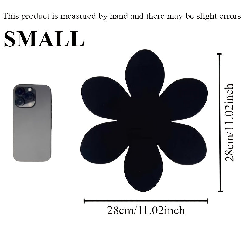 Набор из 4 черных подушечек в форме лепестков, изготовленных из нетканого, антипригарного материала. Эти подушечки не скользят, защищают от ожогов и обеспечивают теплоизоляцию. Их легко чистить, и они сделаны из многослойной войлочной ткани.