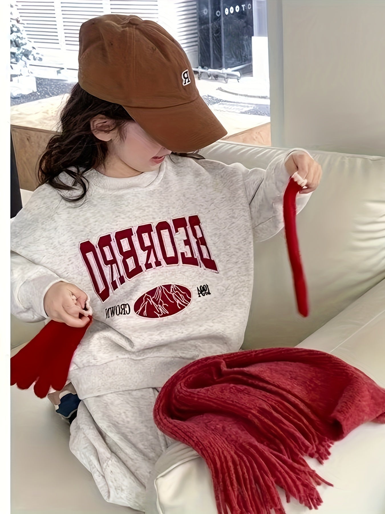 Qizlar uchun paxta aralashmasidan tayyorlangan xuddi va jogger to'plami, harflar bosma, uzun yenglar, krujka bo'yin va cho'ntaklar bilan. Bahor va kuz ob-havosi uchun ideal, ochiq havoda faoliyatlar uchun ajoyib.