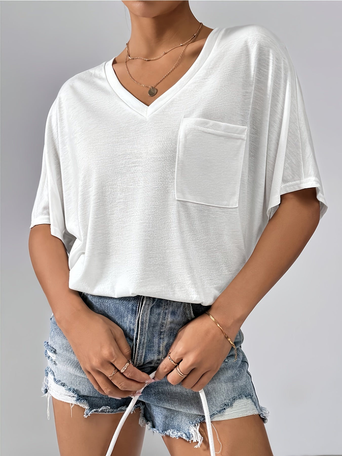 Camiseta de mujer blanca de manga corta con escote en V, casual y de corte suelto, top de verano