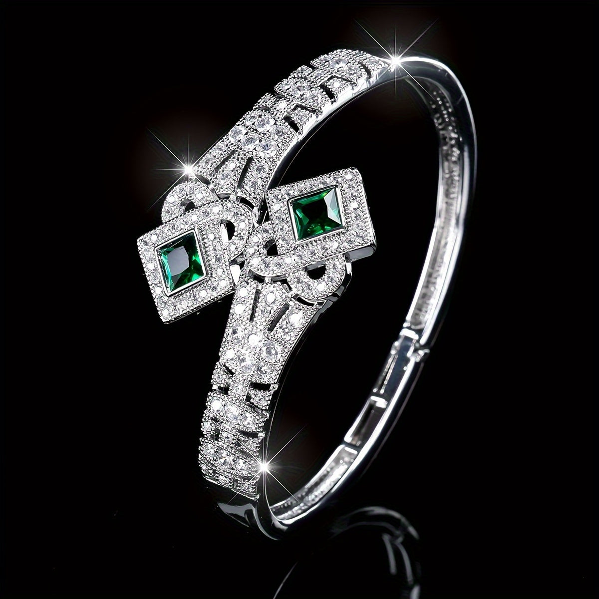 Har kuni ko'rinishingizni yuqori sifatli materiallar va maksimal moslashuvchanlik uchun sozlanadigan ochilish bilan ta'minlangan Ultra-glitter kesish naqshli bilaguzuk bilan yangilang.