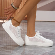 Ayollar uchun nafas oladigan tekis sport poyafzallari, rezina tagliklar bilan, lentalar bilan bog‘lanadigan, kundalik poyafzallar