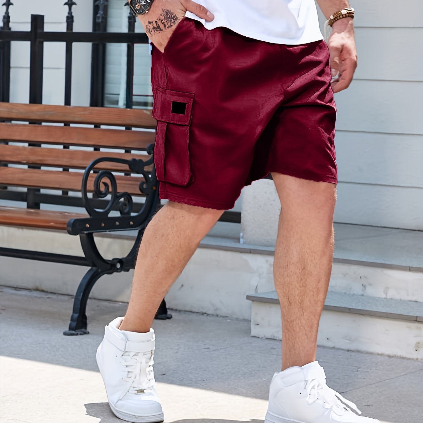 Katta o'lchamdagi erkaklar uchun yuk shortlari, mashg'ulotlar yoki ochiq havoda faoliyatlar uchun cho'ntak bilan, erkaklar kiyimlarida.