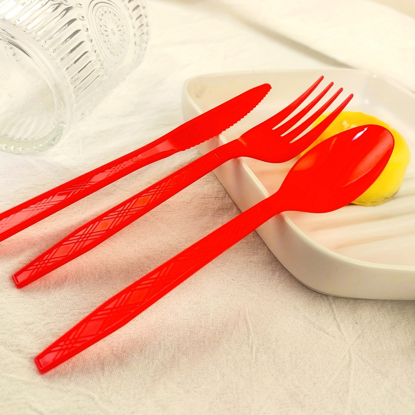 Set of 3 Colored Disposable Plastic Tableware Pieces for Weddings and Parties