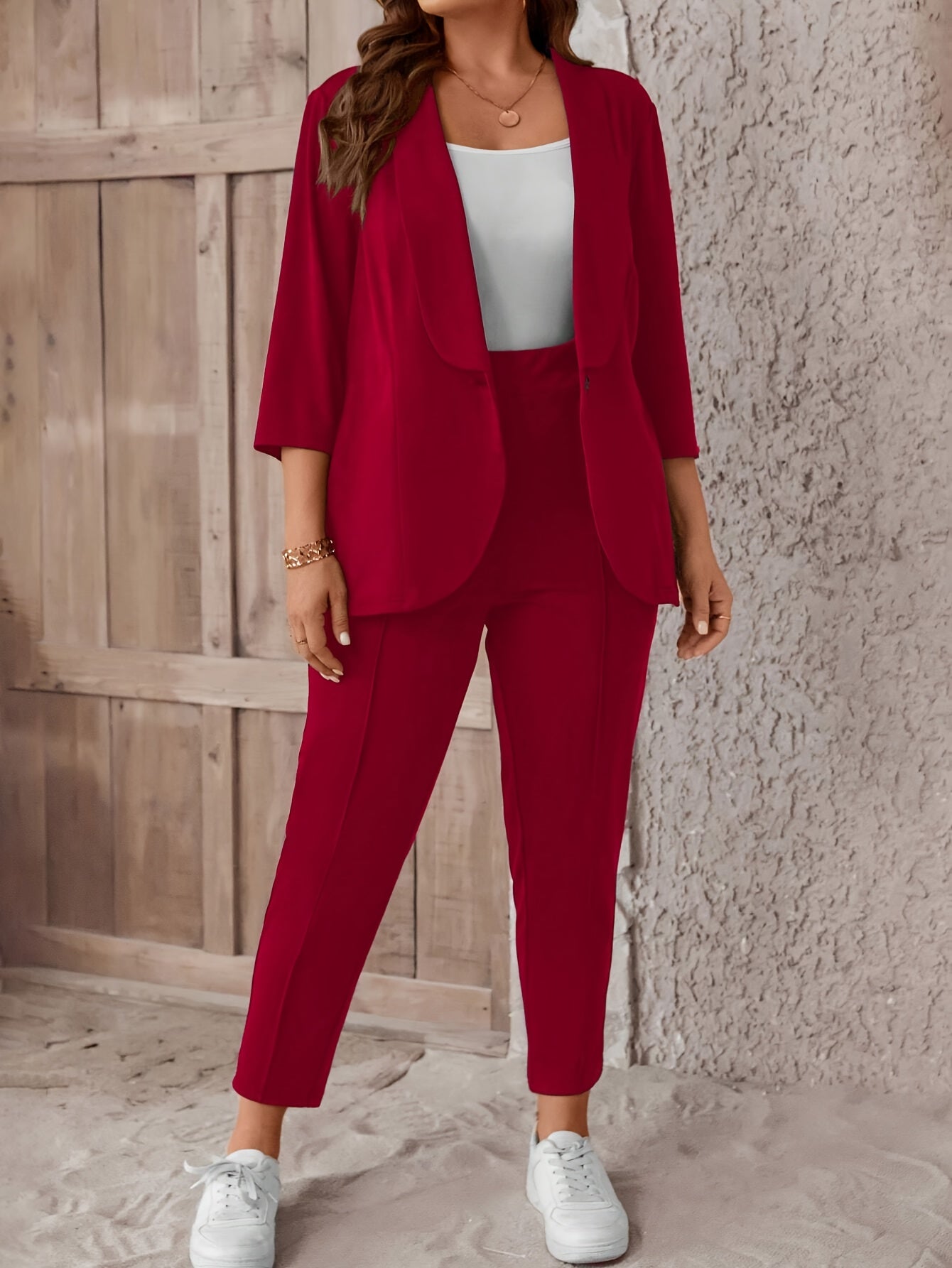 Zamonaviy ayollar uchun uslubiy katta o'lchamli geometrik kostyum; qora va oq naqsh, yengsiz blazer, yengli yaka, mashinada yuvish mumkin bo'lgan polyester mato.